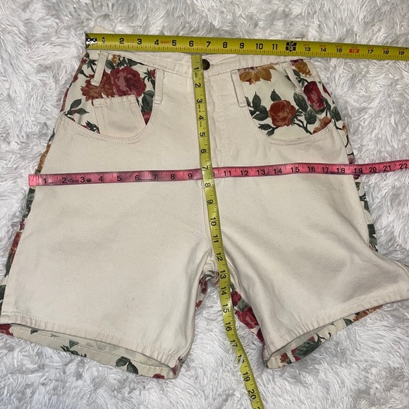 Vintage Floral and Cream High-Waisted Denim Shorts Size 7 - Picture 11 of 14